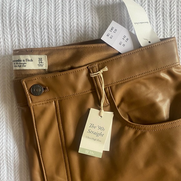 Abercrombie & Fitch Vegan Leather 90s Straight Pant SHORT - Picture 2 of 3